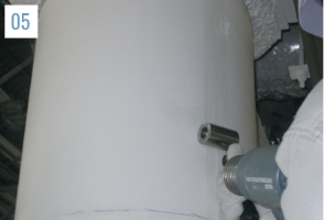 ガラスメッシュテープをシート面に融着させる