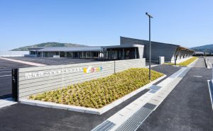 耐火被覆材（SKタイカシート）が屋外柱に採用された「関ケ原町こどもまんなかプラザ ココミッテ」の画像