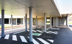 耐火被覆材（SKタイカシート）が屋外柱に採用された「関ケ原町こどもまんなかプラザ ココミッテ」の画像