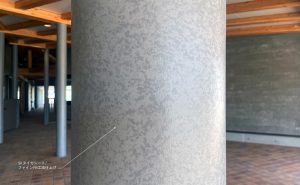 耐火被覆材（SKタイカシート）が屋外柱に採用された「関ケ原町こどもまんなかプラザ ココミッテ」の画像